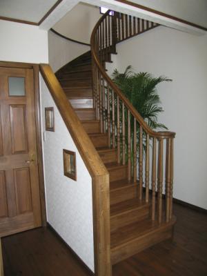 玄関入ると目の前にはＲ階段