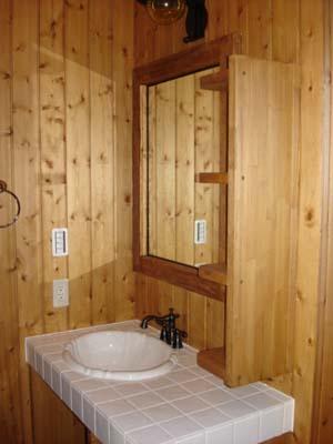 板張りのサニタリーとオーダーメイドの洗面台