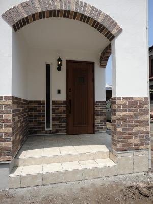 玄関まわりはタイルでオシャレです