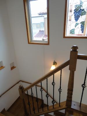 ステンドガラスとアイアン子柱です