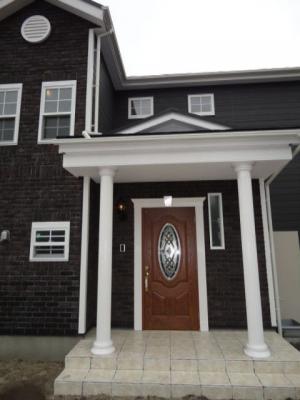 玄関（北側）はコラムで優雅に