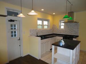 アイランドとブラック人大がオシャレなキッチン。