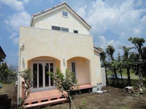 海を見下ろす中庭のテラスにはウッドデッキで優雅に。